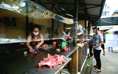 Chợ Hà Nội bắt đầu quây tấm chắn ni lông để bán hàng - Ảnh 7. Chợ Hà Nội bắt đầu quây tấm chắn ni lông để bán hàng - Ảnh 7.