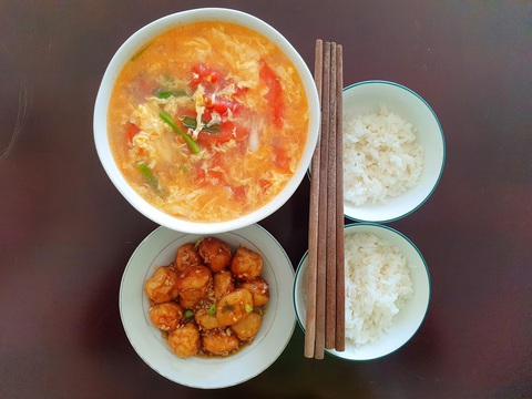 Cá viên xốt mắm tỏi siêu đưa cơm ăn kèm canh cà chua trứng: Đơn giản mà thèm - Ảnh 1. Cá viên xốt mắm tỏi siêu đưa cơm ăn kèm canh cà chua trứng: Đơn giản mà thèm - Ảnh 1.