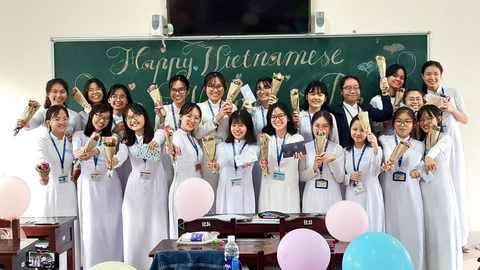 Nữ sinh chuyên Anh giành điểm 10 môn văn tốt nghiệp THPT - Ảnh 3. Nữ sinh chuyên Anh giành điểm 10 môn văn tốt nghiệp THPT - Ảnh 3.