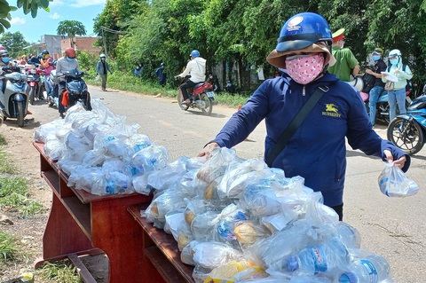 Lữ khách qua Bình Phước được tiếp thức ăn, nước uống miễn phí để về Tây Nguyên - Ảnh 4. Lữ khách qua Bình Phước được tiếp thức ăn, nước uống miễn phí để về Tây Nguyên - Ảnh 4.