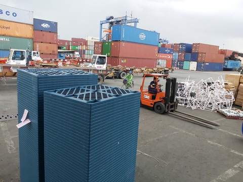 Người vào cảng hàng hóa cũng phải có giấy xét nghiệm âm tính 3 ngày - Ảnh 1. Người vào cảng hàng hóa cũng phải có giấy xét nghiệm âm tính 3 ngày - Ảnh 1.
