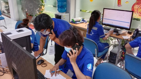 Xuyên đêm với tổng đài cấp cứu mùa COVID-19 - Ảnh 1. Xuyên đêm với tổng đài cấp cứu mùa COVID-19 - Ảnh 1.