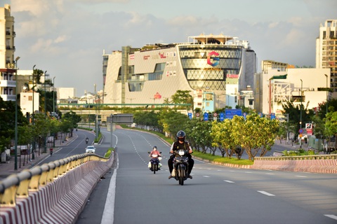 Đường phố vắng tanh, bắt đầu kiểm tra giấy tờ người đi đường sau 18h - Ảnh 3. Đường phố vắng tanh, bắt đầu kiểm tra giấy tờ người đi đường sau 18h - Ảnh 3.