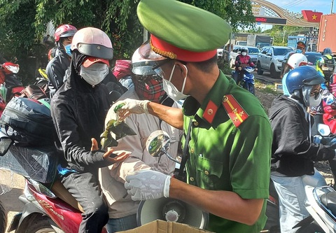 Lữ khách qua Bình Phước được tiếp thức ăn, nước uống miễn phí để về Tây Nguyên - Ảnh 1. Lữ khách qua Bình Phước được tiếp thức ăn, nước uống miễn phí để về Tây Nguyên - Ảnh 1.