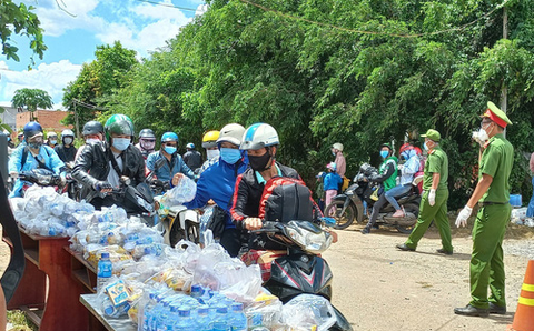 Lữ khách qua Bình Phước được tiếp thức ăn, nước uống miễn phí để về Tây Nguyên - Ảnh 5. Lữ khách qua Bình Phước được tiếp thức ăn, nước uống miễn phí để về Tây Nguyên - Ảnh 5.