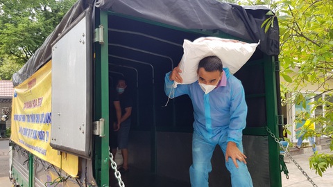 Quyền Linh đi cứu trợ và những hình ảnh cay khóe mắt người xem - Ảnh 4. Quyền Linh đi cứu trợ và những hình ảnh cay khóe mắt người xem - Ảnh 4.