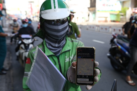 TP.HCM: Sáng nay, người dân vẫn ra đường đông, một chốt lập hơn 10 biên bản trong 1 tiếng - Ảnh 3. TP.HCM: Sáng nay, người dân vẫn ra đường đông, một chốt lập hơn 10 biên bản trong 1 tiếng - Ảnh 3.