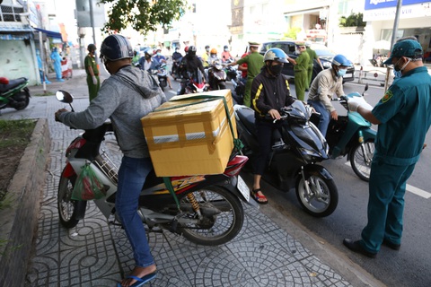 TP.HCM: Sáng nay, người dân vẫn ra đường đông, một chốt lập hơn 10 biên bản trong 1 tiếng - Ảnh 4. TP.HCM: Sáng nay, người dân vẫn ra đường đông, một chốt lập hơn 10 biên bản trong 1 tiếng - Ảnh 4.