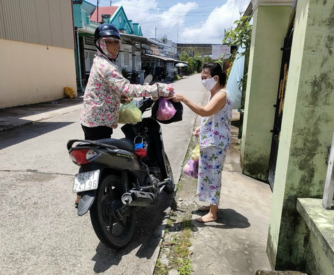 Tổ chức đi chợ giúp dân, chia sẻ yêu thương dịp giãn cách xã hội - Ảnh 1. Tổ chức đi chợ giúp dân, chia sẻ yêu thương dịp giãn cách xã hội - Ảnh 1.
