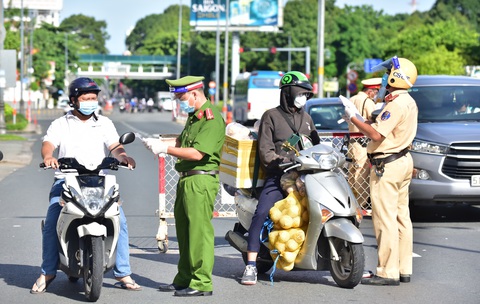 TP.HCM: Sáng nay, người dân vẫn ra đường đông, một chốt lập hơn 10 biên bản trong 1 tiếng - Ảnh 6. TP.HCM: Sáng nay, người dân vẫn ra đường đông, một chốt lập hơn 10 biên bản trong 1 tiếng - Ảnh 6.
