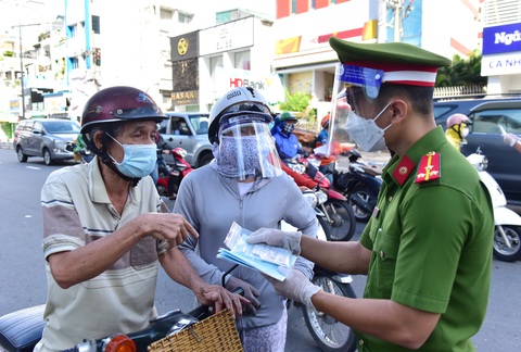 TP.HCM: Sáng nay, người dân vẫn ra đường đông, một chốt lập hơn 10 biên bản trong 1 tiếng - Ảnh 9. TP.HCM: Sáng nay, người dân vẫn ra đường đông, một chốt lập hơn 10 biên bản trong 1 tiếng - Ảnh 9.