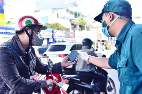 TP.HCM: Sáng nay, người dân vẫn ra đường đông, một chốt lập hơn 10 biên bản trong 1 tiếng - Ảnh 10. TP.HCM: Sáng nay, người dân vẫn ra đường đông, một chốt lập hơn 10 biên bản trong 1 tiếng - Ảnh 10.