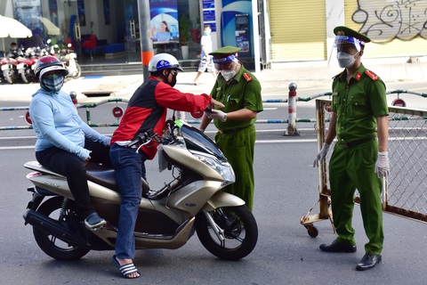 TP.HCM: Sáng nay, người dân vẫn ra đường đông, một chốt lập hơn 10 biên bản trong 1 tiếng - Ảnh 11. TP.HCM: Sáng nay, người dân vẫn ra đường đông, một chốt lập hơn 10 biên bản trong 1 tiếng - Ảnh 11.