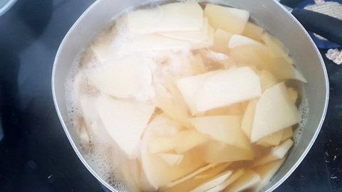 Con gà, mụt măng, hai ông bà già làm món canh măng, gà ram ngon đáo để - Ảnh 4. Con gà, mụt măng, hai ông bà già làm món canh măng, gà ram ngon đáo để - Ảnh 4.