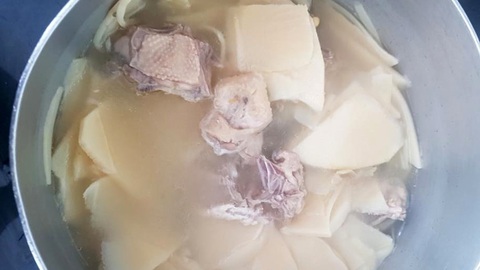 Con gà, mụt măng, hai ông bà già làm món canh măng, gà ram ngon đáo để - Ảnh 5. Con gà, mụt măng, hai ông bà già làm món canh măng, gà ram ngon đáo để - Ảnh 5.