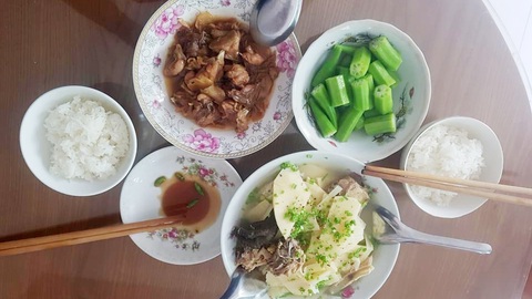 Con gà, mụt măng, hai ông bà già làm món canh măng, gà ram ngon đáo để - Ảnh 1. Con gà, mụt măng, hai ông bà già làm món canh măng, gà ram ngon đáo để - Ảnh 1.
