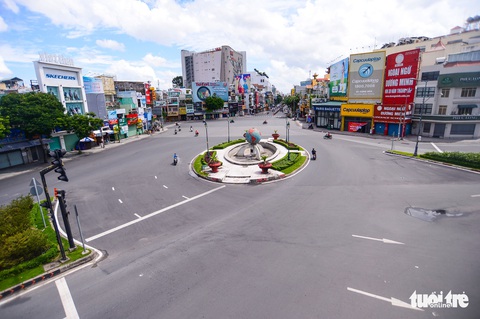 TP.HCM: Đường phố thưa vắng để ngày tấp nập trở lại sớm hơn - Ảnh 2. TP.HCM: Đường phố thưa vắng để ngày tấp nập trở lại sớm hơn - Ảnh 2.