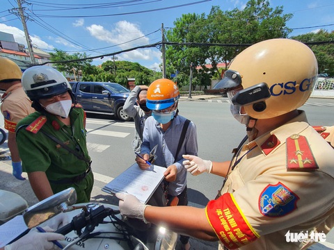 Đi mua thịt khi không có giấy ra ngoài mua nhu yếu phẩm’, nam thanh niên bị xử phạt - Ảnh 3. Đi mua thịt khi không có giấy ra ngoài mua nhu yếu phẩm’, nam thanh niên bị xử phạt - Ảnh 3.