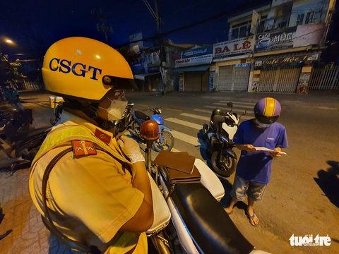 Ra đường sau 18h: CSGT bắt người vi phạm đọc to, rõ ràng quy định để ‘nhớ kỹ’ - Ảnh 2. Ra đường sau 18h: CSGT bắt người vi phạm đọc to, rõ ràng quy định để ‘nhớ kỹ’ - Ảnh 2.