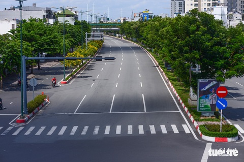 TP.HCM: Đường phố thưa vắng để ngày tấp nập trở lại sớm hơn - Ảnh 3. TP.HCM: Đường phố thưa vắng để ngày tấp nập trở lại sớm hơn - Ảnh 3.