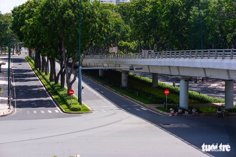 TP.HCM: Đường phố thưa vắng để ngày tấp nập trở lại sớm hơn - Ảnh 7. TP.HCM: Đường phố thưa vắng để ngày tấp nập trở lại sớm hơn - Ảnh 7.