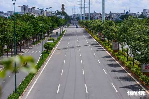 TP.HCM: Đường phố thưa vắng để ngày tấp nập trở lại sớm hơn - Ảnh 8. TP.HCM: Đường phố thưa vắng để ngày tấp nập trở lại sớm hơn - Ảnh 8.
