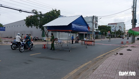 Phát hiện 50 ca dương tính COVID-19, An Giang siết đi chợ 2 lần/tuần - Ảnh 2. Phát hiện 50 ca dương tính COVID-19, An Giang siết đi chợ 2 lần/tuần - Ảnh 2.