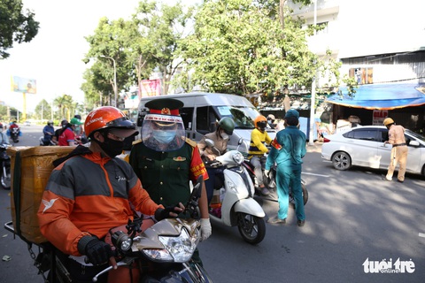 Người dân TP.HCM hối hả trước giờ hạn chế ra đường - Ảnh 6. Người dân TP.HCM hối hả trước giờ hạn chế ra đường - Ảnh 6.