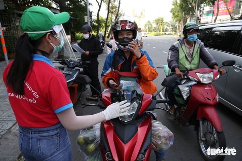 Người dân TP.HCM hối hả trước giờ hạn chế ra đường - Ảnh 8. Người dân TP.HCM hối hả trước giờ hạn chế ra đường - Ảnh 8.