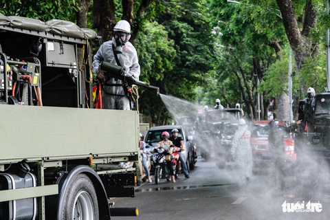 Hà Nội đang phun khử khuẩn diện rộng - Ảnh 7. Hà Nội đang phun khử khuẩn diện rộng - Ảnh 7.
