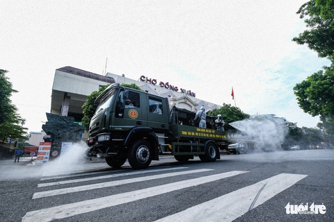 Hà Nội đang phun khử khuẩn diện rộng - Ảnh 6. Hà Nội đang phun khử khuẩn diện rộng - Ảnh 6.