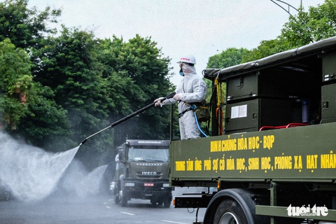 Hà Nội đang phun khử khuẩn diện rộng - Ảnh 5. Hà Nội đang phun khử khuẩn diện rộng - Ảnh 5.