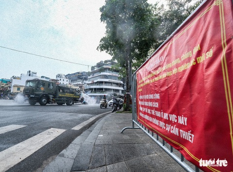 Hà Nội đang phun khử khuẩn diện rộng - Ảnh 8. Hà Nội đang phun khử khuẩn diện rộng - Ảnh 8.