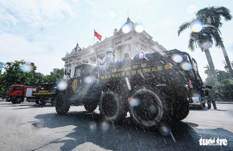 Hà Nội đang phun khử khuẩn diện rộng - Ảnh 1. Hà Nội đang phun khử khuẩn diện rộng - Ảnh 1.