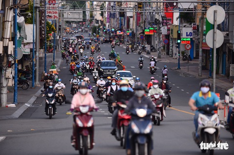 Người dân TP.HCM hối hả trước giờ hạn chế ra đường - Ảnh 1. Người dân TP.HCM hối hả trước giờ hạn chế ra đường - Ảnh 1.