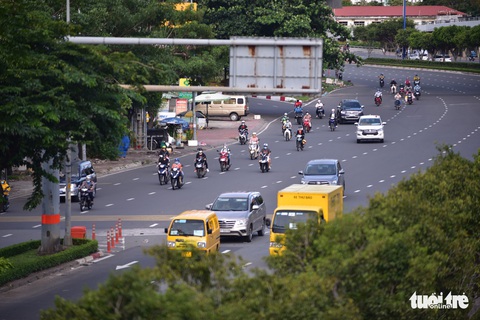 Người dân TP.HCM hối hả trước giờ hạn chế ra đường - Ảnh 5. Người dân TP.HCM hối hả trước giờ hạn chế ra đường - Ảnh 5.