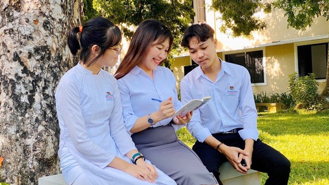Thí sinh điểm 10 môn văn: Hãy cố gắng lắng nghe chính mình - Ảnh 1. Thí sinh điểm 10 môn văn: Hãy cố gắng lắng nghe chính mình - Ảnh 1.