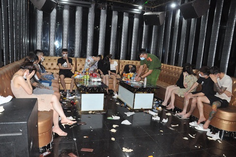 43 ‘dân chơi’ đang ‘phê’ ma túy tại quán karaoke ở Hải Dương - Ảnh 1. 43 ‘dân chơi’ đang ‘phê’ ma túy tại quán karaoke ở Hải Dương - Ảnh 1.