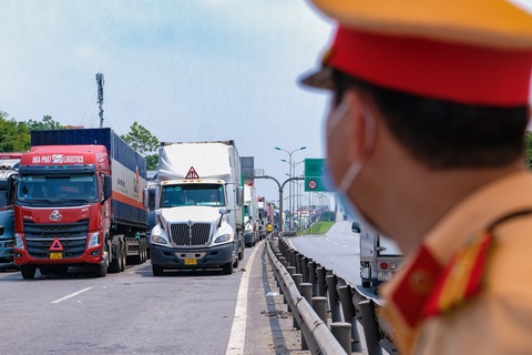Lúng túng trong vận tải vì xác định hàng hóa thiết yếu - Ảnh 1. Lúng túng trong vận tải vì xác định hàng hóa thiết yếu - Ảnh 1.