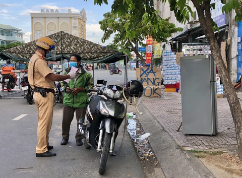 Người dân TP.HCM hối hả trước giờ hạn chế ra đường - Ảnh 9. Người dân TP.HCM hối hả trước giờ hạn chế ra đường - Ảnh 9.