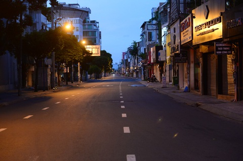 Đường phố vắng tanh, bắt đầu kiểm tra giấy tờ người đi đường sau 18h - Ảnh 1. Đường phố vắng tanh, bắt đầu kiểm tra giấy tờ người đi đường sau 18h - Ảnh 1.