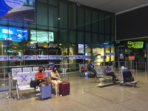 Đến Tân Sơn Nhất sau 18h, hành khách phải vạ vật ngủ qua đêm ở sân bay - Ảnh 2. Đến Tân Sơn Nhất sau 18h, hành khách phải vạ vật ngủ qua đêm ở sân bay - Ảnh 2.