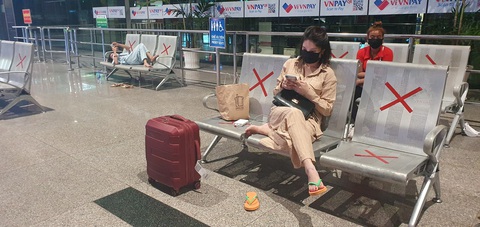 Đến Tân Sơn Nhất sau 18h, hành khách phải vạ vật ngủ qua đêm ở sân bay - Ảnh 4. Đến Tân Sơn Nhất sau 18h, hành khách phải vạ vật ngủ qua đêm ở sân bay - Ảnh 4.