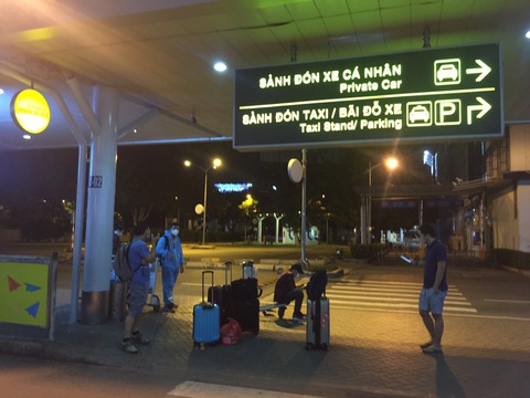 Đến Tân Sơn Nhất sau 18h, hành khách phải vạ vật ngủ qua đêm ở sân bay - Ảnh 1. Đến Tân Sơn Nhất sau 18h, hành khách phải vạ vật ngủ qua đêm ở sân bay - Ảnh 1.
