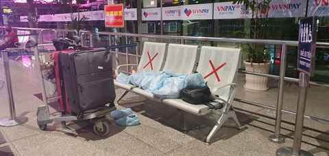 Đến Tân Sơn Nhất sau 18h, hành khách phải vạ vật ngủ qua đêm ở sân bay - Ảnh 5. Đến Tân Sơn Nhất sau 18h, hành khách phải vạ vật ngủ qua đêm ở sân bay - Ảnh 5.
