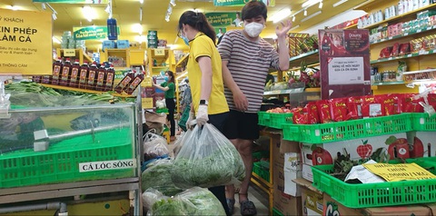 TP.HCM: Hàng chưa kịp lên kệ siêu thị, người mua đã xếp hàng chờ sẵn - Ảnh 3. TP.HCM: Hàng chưa kịp lên kệ siêu thị, người mua đã xếp hàng chờ sẵn - Ảnh 3.