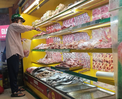 TP.HCM: Hàng chưa kịp lên kệ siêu thị, người mua đã xếp hàng chờ sẵn - Ảnh 4. TP.HCM: Hàng chưa kịp lên kệ siêu thị, người mua đã xếp hàng chờ sẵn - Ảnh 4.