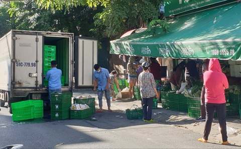 TP.HCM: Hàng chưa kịp lên kệ siêu thị, người mua đã xếp hàng chờ sẵn - Ảnh 5. TP.HCM: Hàng chưa kịp lên kệ siêu thị, người mua đã xếp hàng chờ sẵn - Ảnh 5.