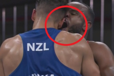 Võ sĩ gây sốc khi tái hiện màn cẩu xực nổi tiếng của Mike Tyson ở Olympic Tokyo 2020 - Ảnh 1. Võ sĩ gây sốc khi tái hiện màn cẩu xực nổi tiếng của Mike Tyson ở Olympic Tokyo 2020 - Ảnh 1.