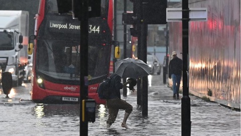 Mưa lũ bất thường biến nhiều con đường ở London thành sông - Ảnh 1. Mưa lũ bất thường biến nhiều con đường ở London thành sông - Ảnh 1.